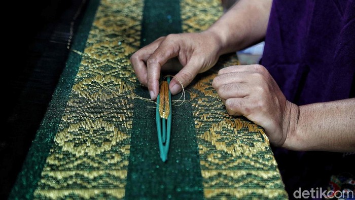 Indonesia memang terkenal dengan berbagai kerajinan tangannya. Salah satu yang khas adalah kain songket melayu di Dumai.
