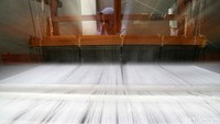 Perajin melakukan proses tenun kain songket di Kerajinan Tenun Wan Syamsinar kawasan Dumai, Riau, Minggu (22/11).