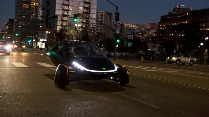 Mobil listrik ini punya tampilan futuristik dan jarak tempuh nan jauh.