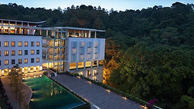 Salah satu hotel atau resor yang paling terkenal di utara Bandung adalah Padma. Kamar yang ada di resor ini menghadap langsung perbukitan hijau. Fasilitas hotel pun sangat lengkap, termasuk kolam renang yang instagramable.