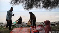 Diketahui, pantai incaran wisatawan mayoritas berada di Kecamatan Rupat Utara. Dijelaskan oleh Pelaksana Jabatan (PJ) Bupati Bengkalis Syahrial Abdi pada detikTravel di Pekanbaru, ada keunikan pada pantai di sana.