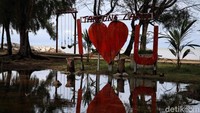 Salah satu yang cukup populer dan memiliki karakteristik itu adalah Pantai Lapin di Tanjung Punak, Kecamatan Rupat Utara.