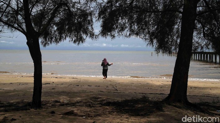 Sejumlah wisatawan menikmati Pantai Lapin di kawasan Rupat Utara, Bengkalis, Riau, Sabtu (21/11). Pantai Lapin, Ikon Rupat memanjang hingga 17 Km.