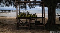 Adapun keunikan pantai ini terletak pada panjangnya yang disebut memanjang hingga 17 Km. Pesonanya akan tampak lebih jelas ketika air surut, di mana traveler bisa berjalan cukup jauh.