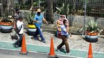Pedestrian di Kampung Melayu Dihiasi Pot dari Ban Bekas