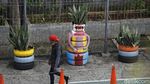 Pedestrian di Kampung Melayu Dihiasi Pot dari Ban Bekas