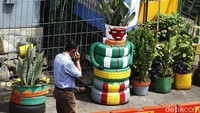 Selain dihiasi dengan beragam warna, pot bunga tersebut juga dihiasi dengan imbauan untuk menerapkan protokol kesehatan guna mencegah penyebaran virus Corona.
