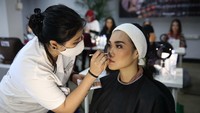 Para peserta mengikuti pelatihan dengan serius.