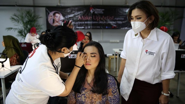 Para penyandang tuna rungu mengikuti pelatihan make up artis. Hal ini diharapkan membuat mereka dapat berwiraswasta dan mandiri.