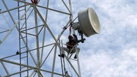 Teknisi melakukan pemeliharaan perangkat BTS milik XL Axiata yang berlokasi di Desa Kepuharjo, Kecamatan Cangkringan, sekitar 9 km dari puncak Gunung Merapi, Kabupaten Sleman, DI Yogyakarta,  Selasa (8/12/2020). Pemeliharaan dilaksanakan untuk menjaga kualitas layanan serta kenyamanan masyarakat pengguna XL dan AXIS di kawasan gunung Merapi yang banyak terdapat lokasi wisata, XL Axiata juga telah menyiapkan langkah-langkah antisipasi untuk mengamankan jaringan di tengah aktivitas gunung Merapi yang terus meningkat. XL Axiata memiliki lebih dari 80 BTS yang berada pada radius sekitar 15 km dari Gunung Merapi yang tersebar di wilayah Kabupaten Sleman, Magelang, Boyolali, dan Klaten. detikcom/Pius Erlangga