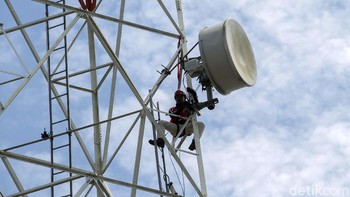 Tower ini berada sekitar 9 km dari puncak Gunung Merapi, Kabupaten Sleman, DI Yogyakarta.