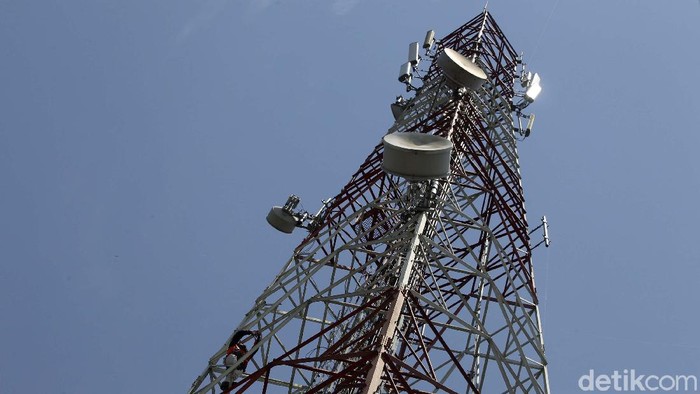 Teknisi melakukan pemeliharaan perangkat BTS milik XL Axiata yang berlokasi di Desa Kepuharjo, Kecamatan Cangkringan, sekitar 9 km dari puncak Gunung Merapi, Kabupaten Sleman, DI Yogyakarta,  Selasa (8/12/2020). Pemeliharaan dilaksanakan untuk menjaga kualitas layanan serta kenyamanan masyarakat pengguna XL dan AXIS di kawasan gunung Merapi yang banyak terdapat lokasi wisata, XL Axiata juga telah menyiapkan langkah-langkah antisipasi untuk mengamankan jaringan di tengah aktivitas gunung Merapi yang terus meningkat. XL Axiata memiliki lebih dari 80 BTS yang berada pada radius sekitar 15 km dari Gunung Merapi yang tersebar di wilayah Kabupaten Sleman, Magelang, Boyolali, dan Klaten. detikcom/Pius Erlangga