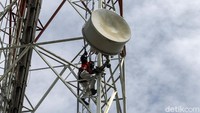 Teknisi melakukan pemeliharaan perangkat BTS milik XL Axiata yang berlokasi di Desa Kepuharjo, Kecamatan Cangkringan, sekitar 9 km dari puncak Gunung Merapi, Kabupaten Sleman, DI Yogyakarta,  Selasa (8/12/2020). Pemeliharaan dilaksanakan untuk menjaga kualitas layanan serta kenyamanan masyarakat pengguna XL dan AXIS di kawasan gunung Merapi yang banyak terdapat lokasi wisata, XL Axiata juga telah menyiapkan langkah-langkah antisipasi untuk mengamankan jaringan di tengah aktivitas gunung Merapi yang terus meningkat. XL Axiata memiliki lebih dari 80 BTS yang berada pada radius sekitar 15 km dari Gunung Merapi yang tersebar di wilayah Kabupaten Sleman, Magelang, Boyolali, dan Klaten. detikcom/Pius Erlangga