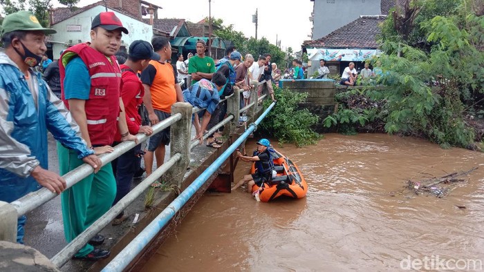 Pencarian remaja terseret arus Sungai Piji di Kudus