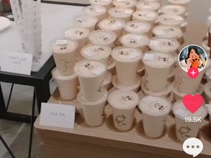 Pengantin Ini Sajikan Minuman KOI The untuk Tamu Undangan