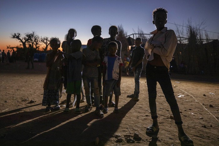Perang saudara membuat ribuan warga Ethiopia mengungsi ke Sudan. Para pengungsi itu bertahan hidup di tengah keterbatasan bantuan obat-obatan di pengungsian.