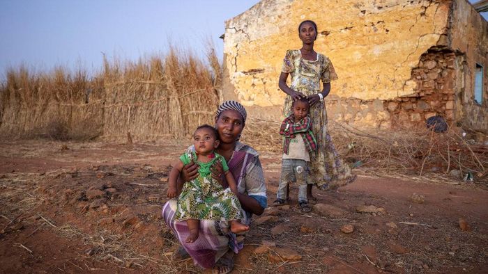 Perang saudara membuat ribuan warga Ethiopia mengungsi ke Sudan. Para pengungsi itu bertahan hidup di tengah keterbatasan bantuan obat-obatan di pengungsian.