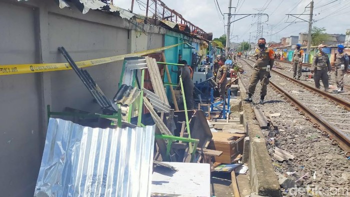 Penutupan kafe di Gang Royal Jakarta Utara (Dok. Satpol PP DKI)