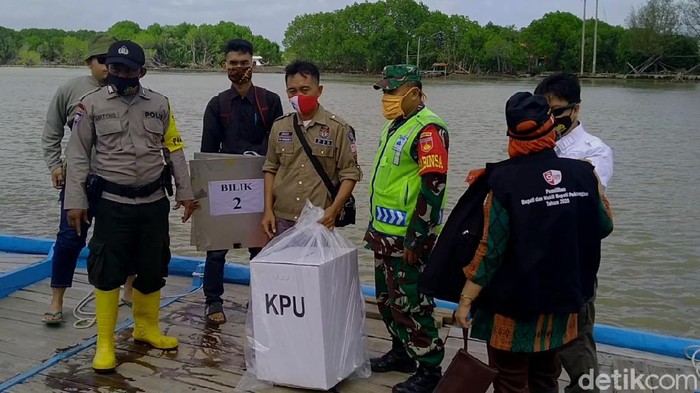Perjalanan logistik Pilkada 2020 menuju ke Dusun Simonet Desa Semut, Kecamatan Wonokerto, Kabupaten Pekalongan, Selasa (12/8/2020).