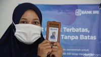Saat mengunjungi pulau yang berbatasan langsung dengan Malaysia ini dalam kegiatan Tapal Batas, detikcom dipertemukan dengan salah seorang perempuan yang bekerja sebagai mantri bank di pulau ini. Indah namanya, wanita 28 tahun sudah kurang lebih 1 tahun menjadi mantri bank dan menjadi salah satunya mantri perempuan dari tiga orang mantri bank yang ada di pulau dengan luas kurang lebih 1.500 km2 ini.