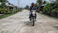 Dalam kesehariannya, Indah juga tampil dengan gaya yang nyentrik. Bagaimana tidak ia menyambangi rumah-rumah nasabahnya dengan menggunakan motor trail tinggi. Pada awalnya ia hanya mendapatkan motor bebek biasa. Namun, karena tuntutan ia pun rela jatuh bangun dari motornya hanya untuk menyambangi nasabah.