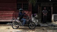 Namun, apa daya motor yang ia tunggangi harus tersangkut ke dalam lumpur dan membuatnya terjatuh. Saat itu pun Indah tidak melihat siapapun di sekelilingnya, sehingga ia memutuskan untuk mengangkat motornya sendirian.