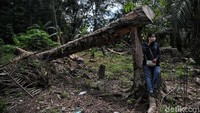 Mantri Bank BRI, Indah melakukan  pelayanan kepada masyarakat di kawasan Pulau Rupat, Bengkalis, Riau, Sabtu (21/11).