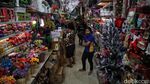 Pernak-pernik Natal Mulai Diserbu Warga