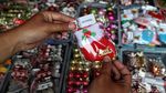 Pernak-pernik Natal Mulai Diserbu Warga