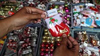 Pasar Asemka memang menjual beragam pernak-pernik murah dan berkualitas termasuk pernak-pernik Natal.