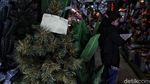 Pernak-pernik Natal Mulai Diserbu Warga