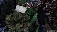 Menurut keterangan penjual, saat ini warga mulai berbondong-bondong mencari pernak-pernik Natal lebih awal karena ingin mendapatkan harga yang lebih murah.