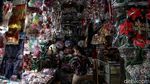 Pernak-pernik Natal Mulai Diserbu Warga