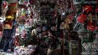 Pernak-pernik yang dicari berupa pohon Natal, boneka Santa Claus, topi Santa Claus, aksesoris mini, poster, dan kartu ucapan selamat.
