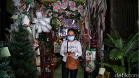 Harga yang ditawarkan pun beraneka ragam dari Rp 25.000 hingga jutaan rupiah tergantung bentuk dan ukuran pernak-pernik Natal.