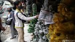 Pernak-pernik Natal Mulai Diserbu Warga