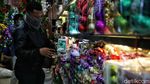 Pernak-pernik Natal Mulai Diserbu Warga