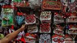 Pernak-pernik Natal Mulai Diserbu Warga