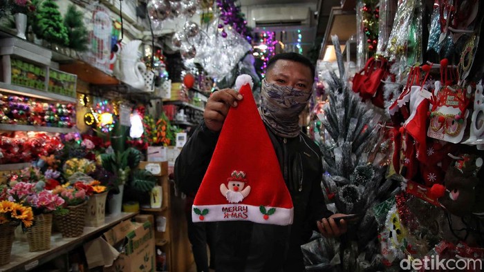 Pernak-pernik Natal Mulai Diserbu Warga Pernak-pernik Natal mulai diserbu warga. Seperti terlihat di Pasar Asemka, Jakarta Barat, Selasa (8/12).