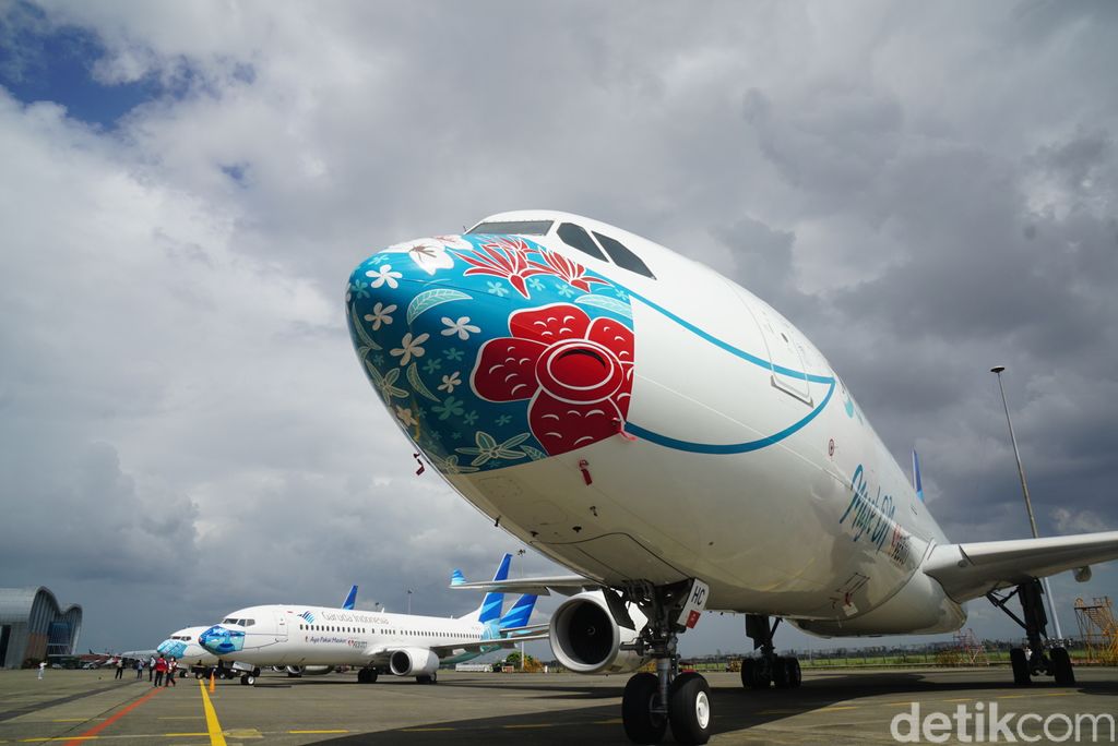 pesawat garuda indonesia bermasker