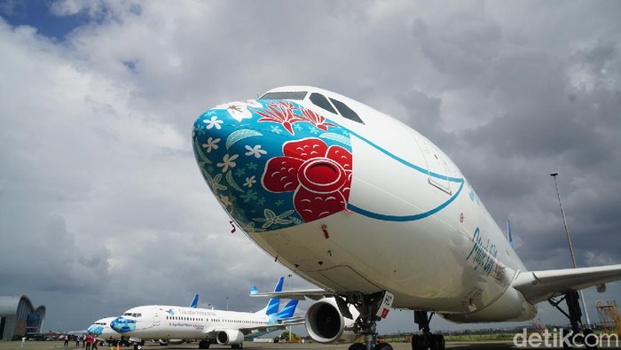 pesawat garuda indonesia bermasker
