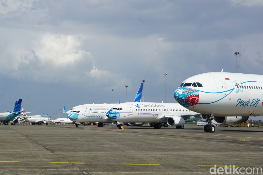 pesawat garuda indonesia bermasker