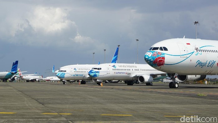 pesawat garuda indonesia bermasker