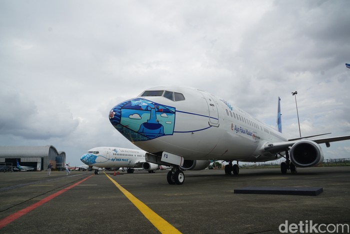 pesawat garuda indonesia bermasker