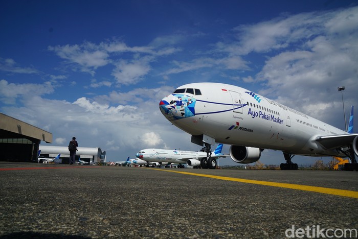 pesawat garuda indonesia bermasker