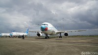 Garuda Indonesia memamerkan pesawat dengan moncong mengenakan masker beragam motif. 
