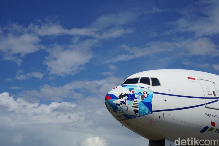 pesawat garuda indonesia bermasker