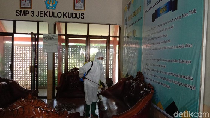 Petugas melakukan penyemprotan disinfektan di SMPN 3 Jekulo, Kudus, Selasa (8/12/2020).