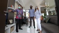 Konsumen melihat unit rumah di Kota Podomoro Tenjo.