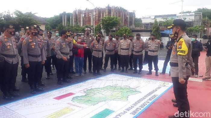 Ribuan pasukan pengamanan Pilbup Tuban mulai bergeser ke desa tempat bertugas. Sebelum bergeser, mereka mengikuti apel pasukan dan diberi arahan dalam bertindak.